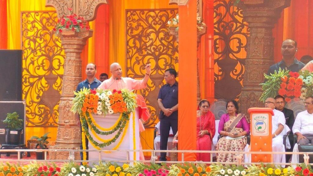 गोरखपुर महोत्सव में CM योगी