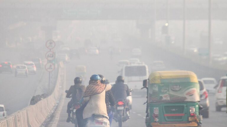 दिल्ली में पारा 2.9 डिग्री पर पहुंचा